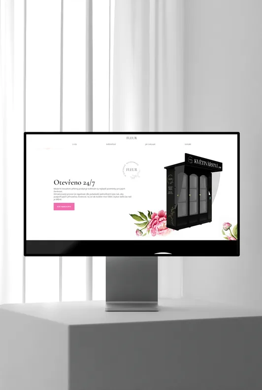 Strona internetowa na monitorze w jasnym wnętrzu